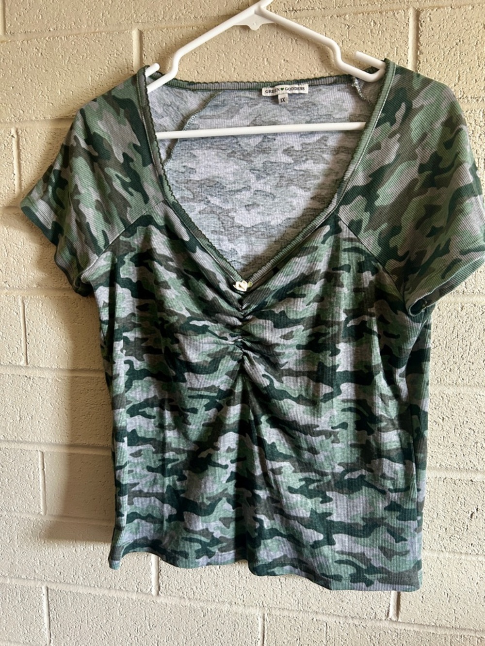 Camo Floral V-Neck Ruched Short Sleeve Top